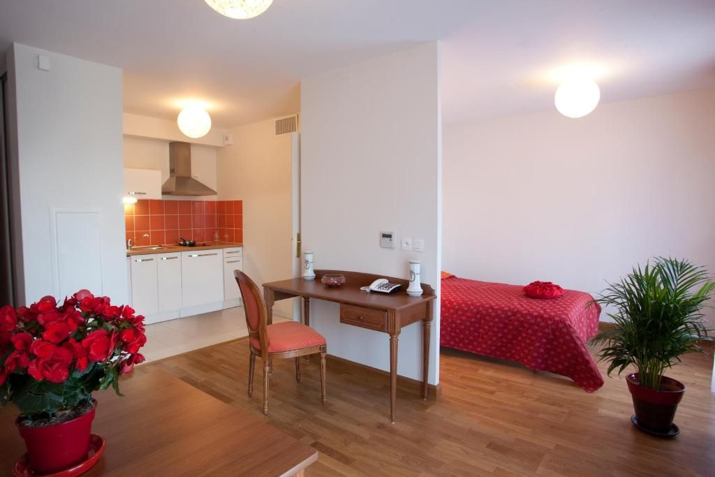 Médicis Home Puteaux - One-Bedroom Apartment 2